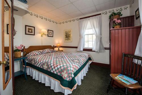 Posada Yardarm Village Inn