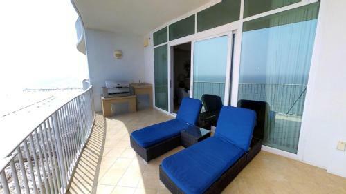 Turquoise Place C1504