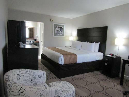 Hotel Quality Inn & Suites By The Lake
