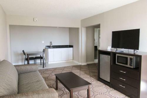 Hotel Quality Inn & Suites By The Lake