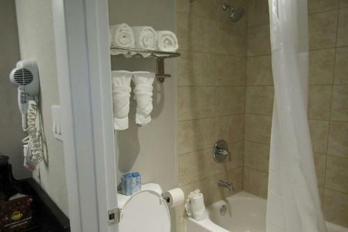 Hotel Quality Inn & Suites By The Lake