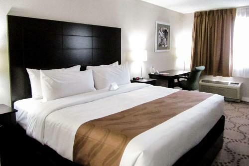 Hotel Quality Inn & Suites By The Lake