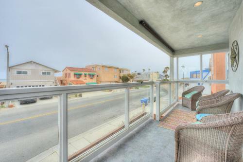 2402o - 875413 Modern Silverstrand Oasis