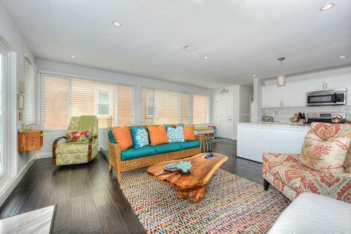 2402o - 875413 Modern Silverstrand Oasis