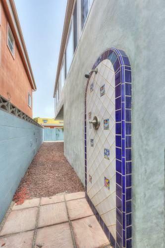 2402o - 875413 Modern Silverstrand Oasis