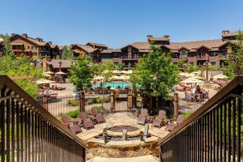 Apartamento 2100 Frostwood Drive Condo