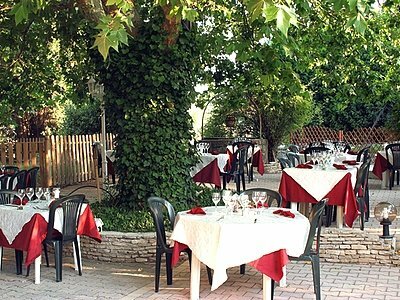 Hotel D�jeunez Sous L'arbre