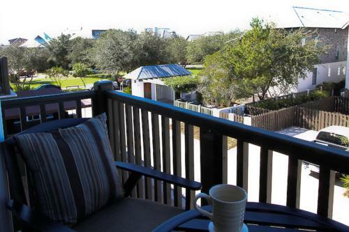 Rosemary Flats 2f "coco Pucci" 104 North Barrett Square Home