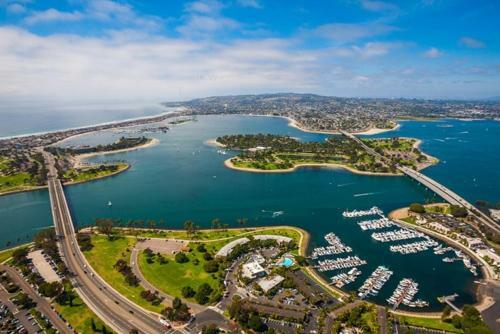 #725 - Beach And Bay Getaway Two-bedroom Apartment