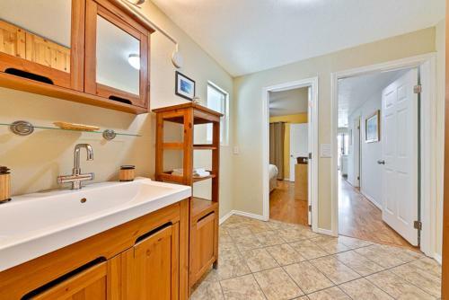 #725 - Beach And Bay Getaway Two-bedroom Apartment