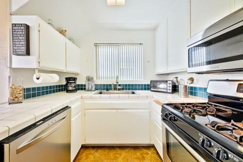 #725 - Beach And Bay Getaway Two-bedroom Apartment