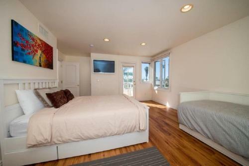 Immaculate Triplex Home Steps To Windansea Beach!