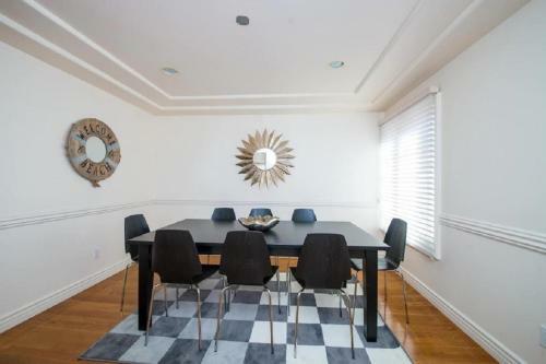 Immaculate Triplex Home Steps To Windansea Beach!