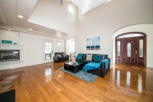 Immaculate Triplex Home Steps To Windansea Beach!