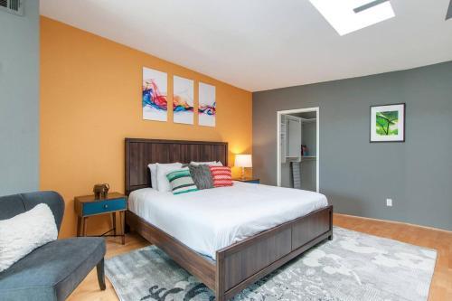 Two-bedroom, Two-and-a-half Bath Apt In Little Italy
