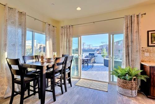 #714a - Mission Sands (upstairs) Three-bedroom Apartment