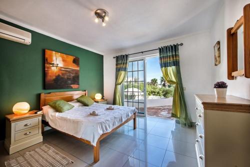 Guia Villa Sleeps 6 Pool Wifi