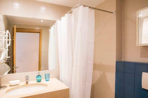 B06 - Top-floor Marina Club 2 Bed Apartment.