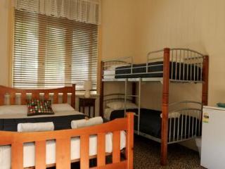 Hotel Bowen Terrace Accommodation - Hostel
