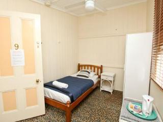 Hotel Bowen Terrace Accommodation - Hostel
