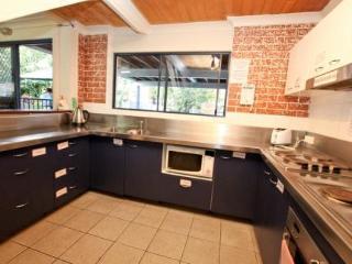 Hotel Bowen Terrace Accommodation - Hostel