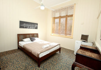 Hotel Bowen Terrace Accommodation - Hostel