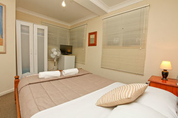 Hotel Bowen Terrace Accommodation - Hostel