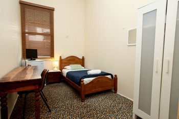 Hotel Bowen Terrace Accommodation - Hostel