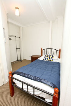 Hotel Bowen Terrace Accommodation - Hostel