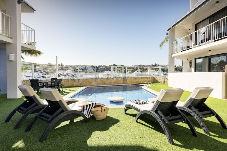 Pier 21 Apartments Hotel
