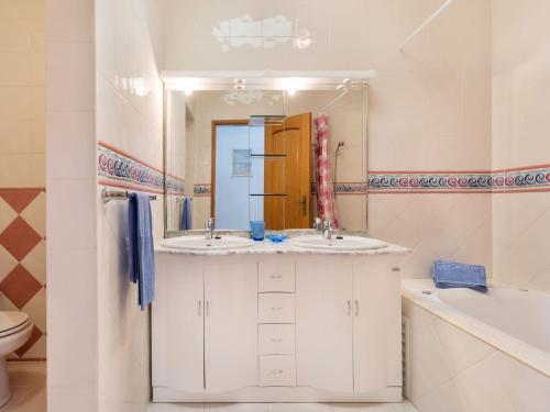 Holiday Home Manta Rota 450m From The Beach