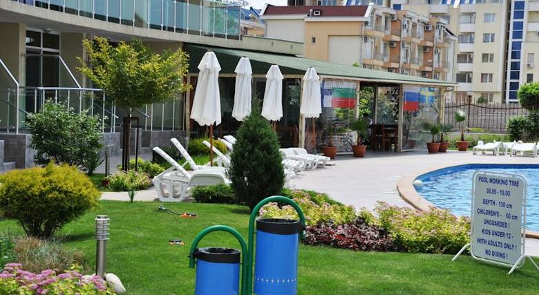 Sunny Holiday Aparthotel