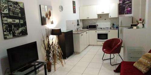 Modern Apartment Near Dasoudi Beach