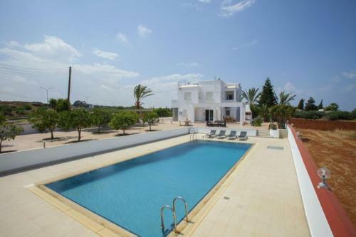 ?imagine Renting A Villa With Very Large Pool? Protaras Villa 98