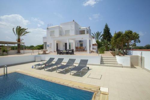 ?imagine Renting A Villa With Very Large Pool? Protaras Villa 98
