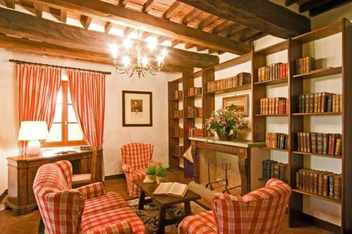 Arezzo Villa Sleeps 18 Air Con
