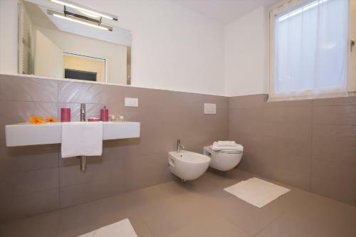 Griante Villa Sleeps 10 Pool