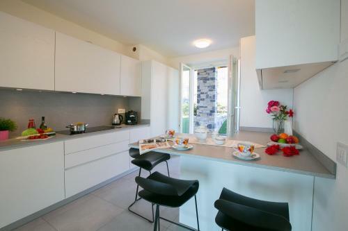 Griante Villa Sleeps 10 Pool