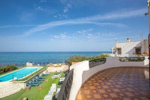 Casteldaccia Villa Sleeps 10 Pool Air Con Wifi