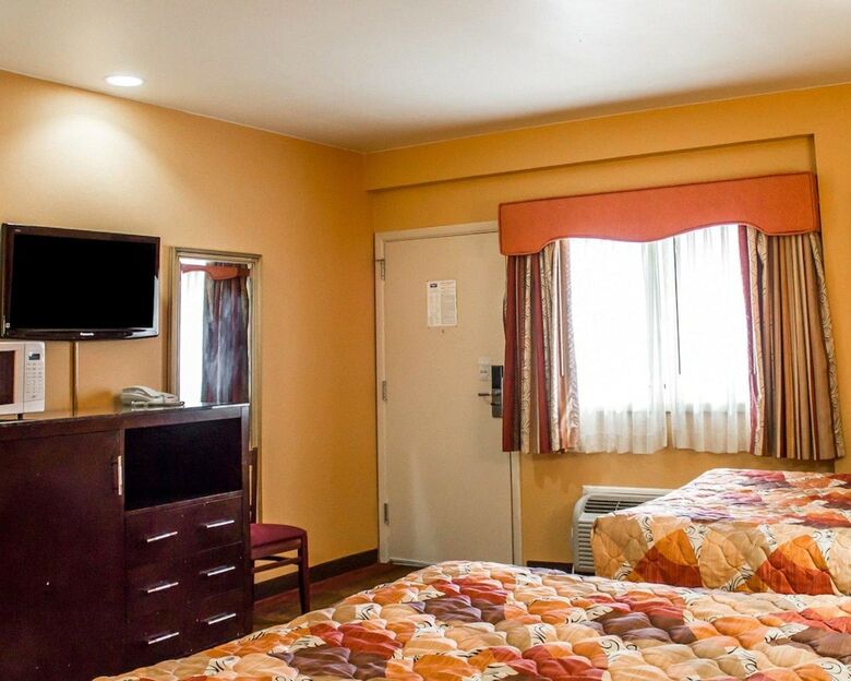Hotel Rodeway Inn Macarthur Airport