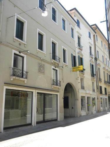 Portico Oscuro Deluxe Apartment