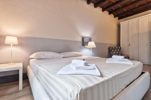 Duomo & Palazzo Reale Charming Apartment