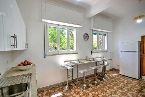 Sorrento Villa Sleeps 16 Air Con Wifi