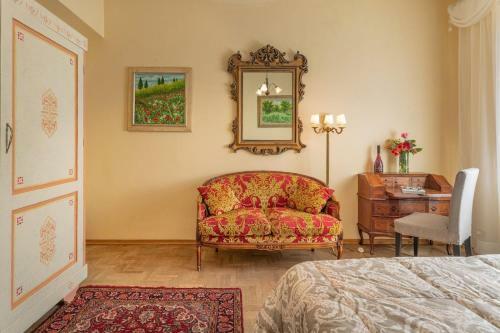 San Giovanni D'asso Villa Sleeps 8 Pool Air Con