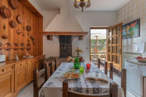 San Giovanni D'asso Villa Sleeps 8 Pool Air Con