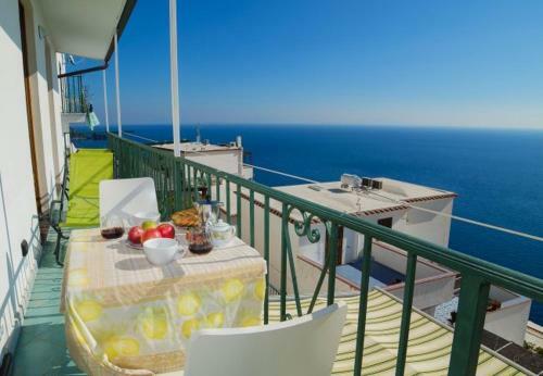 Praiano Apartment Sleeps 5 T721480