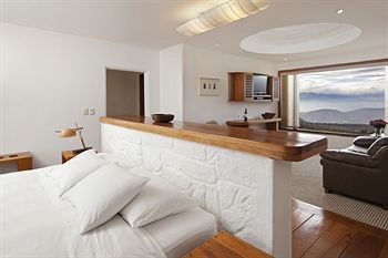 El Crater Hotel
