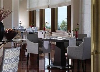 Amphitryon Hotel