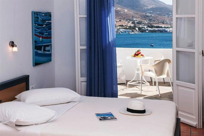 Akrotiri Hotel