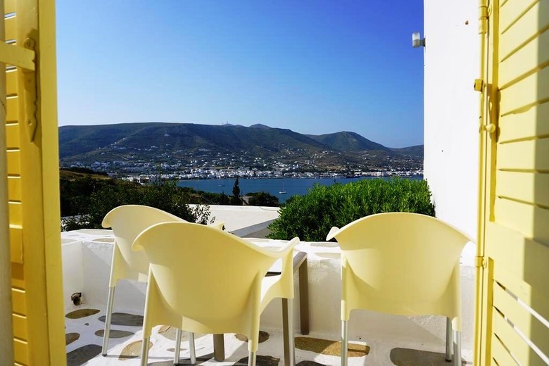 Akrotiri Hotel